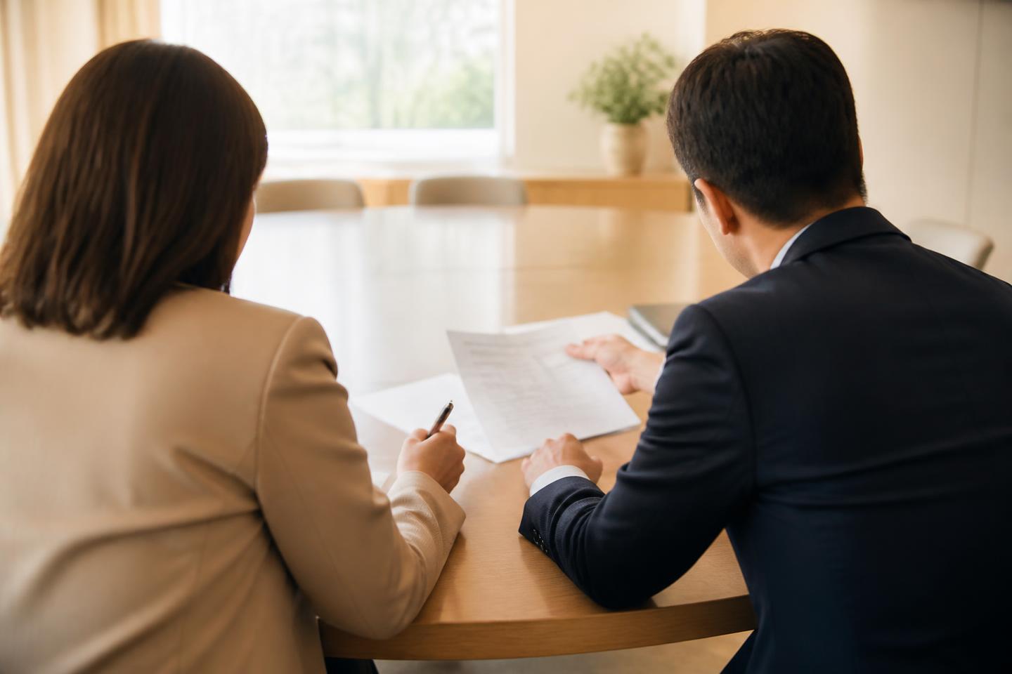 Conseiller lors d'un entretien stratégique à une table de réunion avec documents et notes